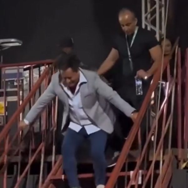 VÍDEO: Cantor Leonardo cai da escada na saída de show e preocupa produção