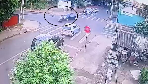 Acidente faz motociclista “voar” sobre capô de carro em Sarandi; vídeo