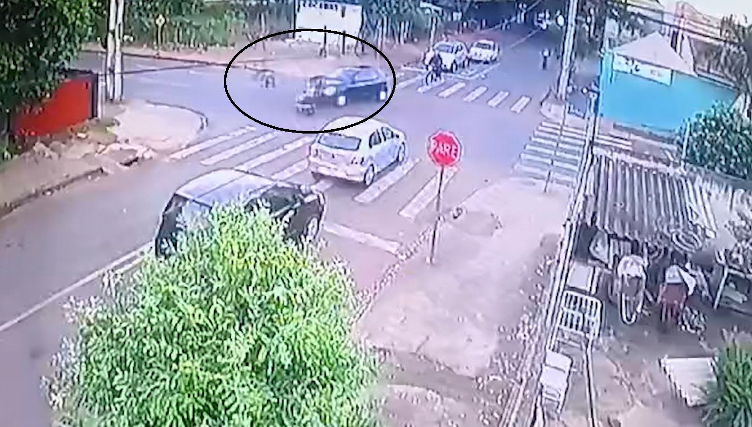  Acidente faz motociclista “voar” sobre capô de carro em Sarandi; vídeo 