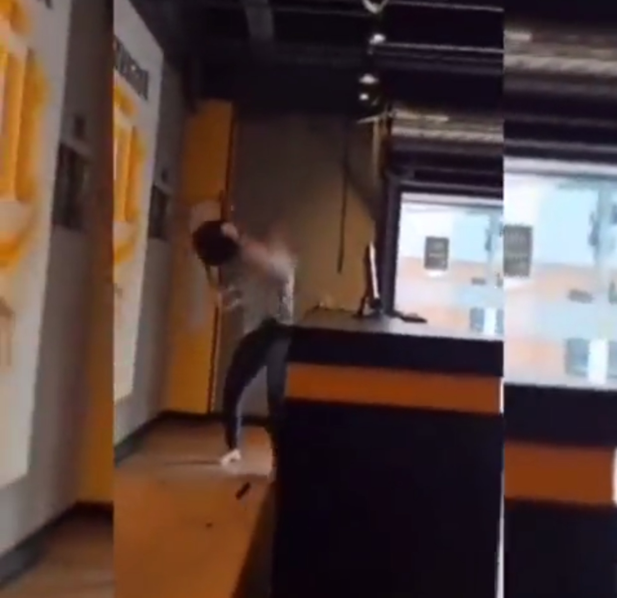  Um vídeo que circula nas redes sociais mostra a mulher batendo repetidamente com uma cadeira nos computadores, deixando um deles pendurado por um fio e derrubando o outro no chão. 