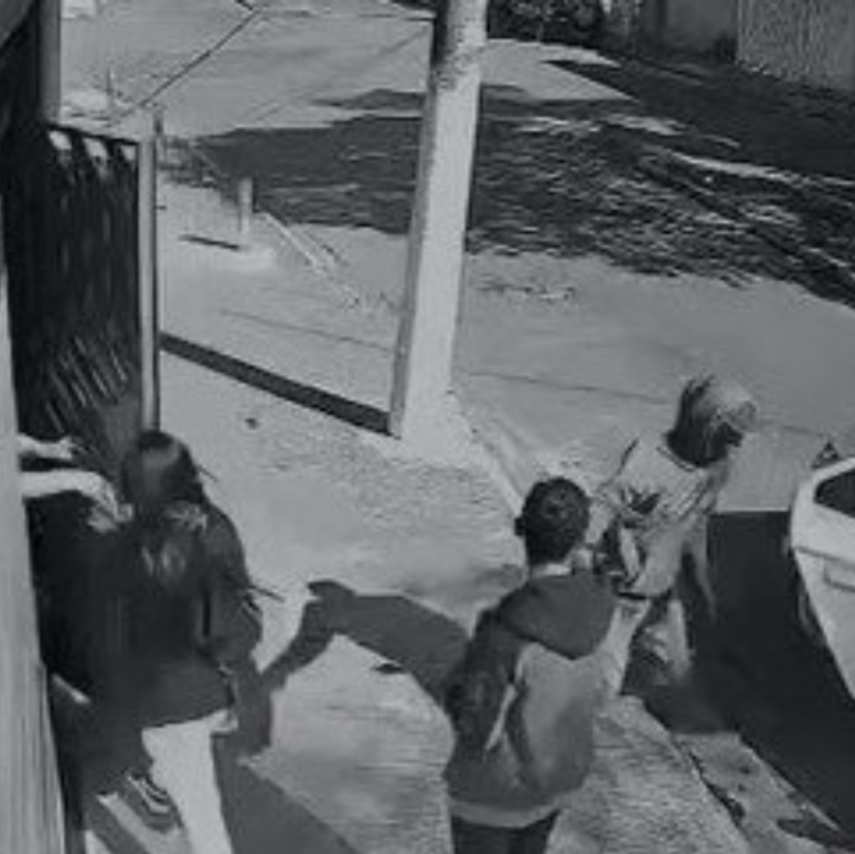  Imagens obtidas pela Record TV mostram o momento em que três mulheres conversavam na frente de uma casa, quando um suspeito em um HB20 branco se aproximou e anunciou o assalto. 