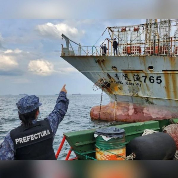 A mulher chamou a polícia. De acordo com as autoridades, a mensagem veio de uma embarcação de pesca chinesa na qual a tripulação afirmava estar presa no convés.