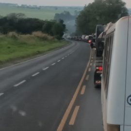 veículos na rodovia