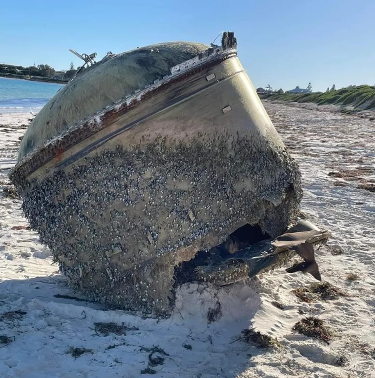  objeto surge em praia da Austrália e pode ser parte de foguete lançado em 2022 