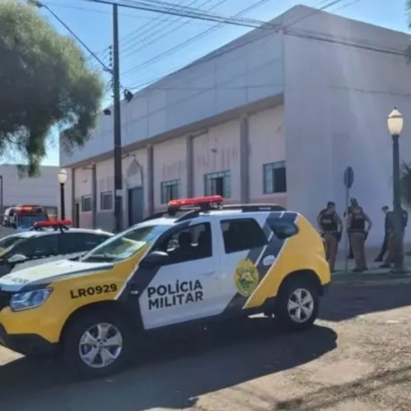 A Polícia Militar isolou a Paróquia após a invasão da mulher.