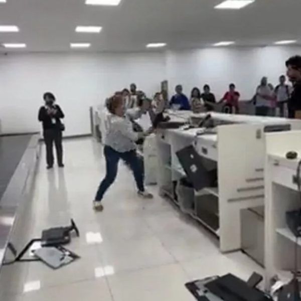 Passageira se revolta e quebra computadores de aeroporto