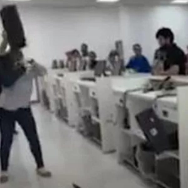 Passageira se revolta e quebra computadores de aeroporto