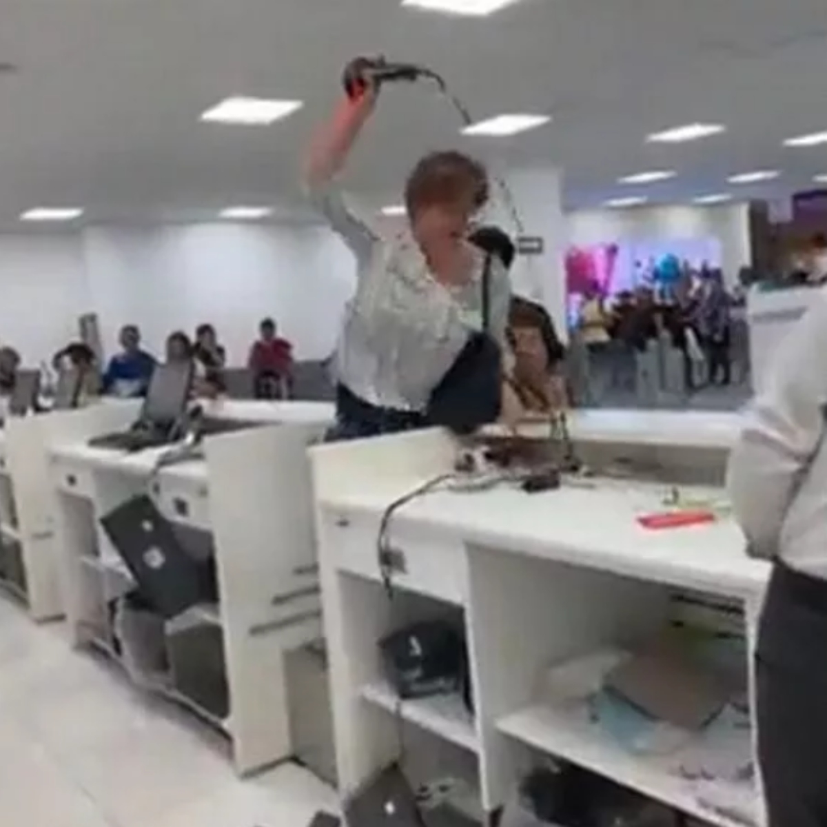  Passageira se revolta e quebra computadores de aeroporto 