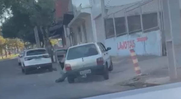 VÍDEO: motorista fica pendurado e é arrastado após porta de carro abrir no PR