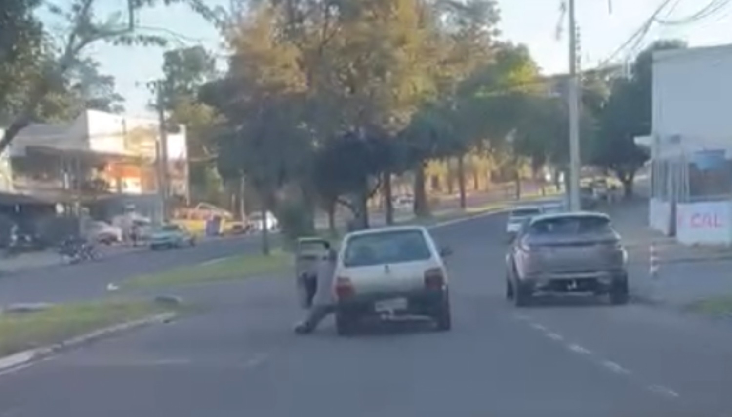  VÍDEO: motorista fica pendurado e é arrastado após porta de carro abrir no PR 