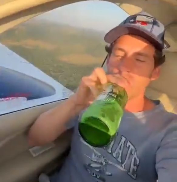 Nas imagens, postadas dias antes do acidente, Garon aparece bebendo cerveja no banco do passageiro ao lado de seu filho Kiko, de 12 anos, que pilota a aeronave bimotor.