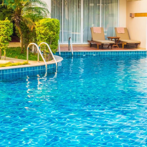 Homem morre afogado em piscina de hotel durante férias em família