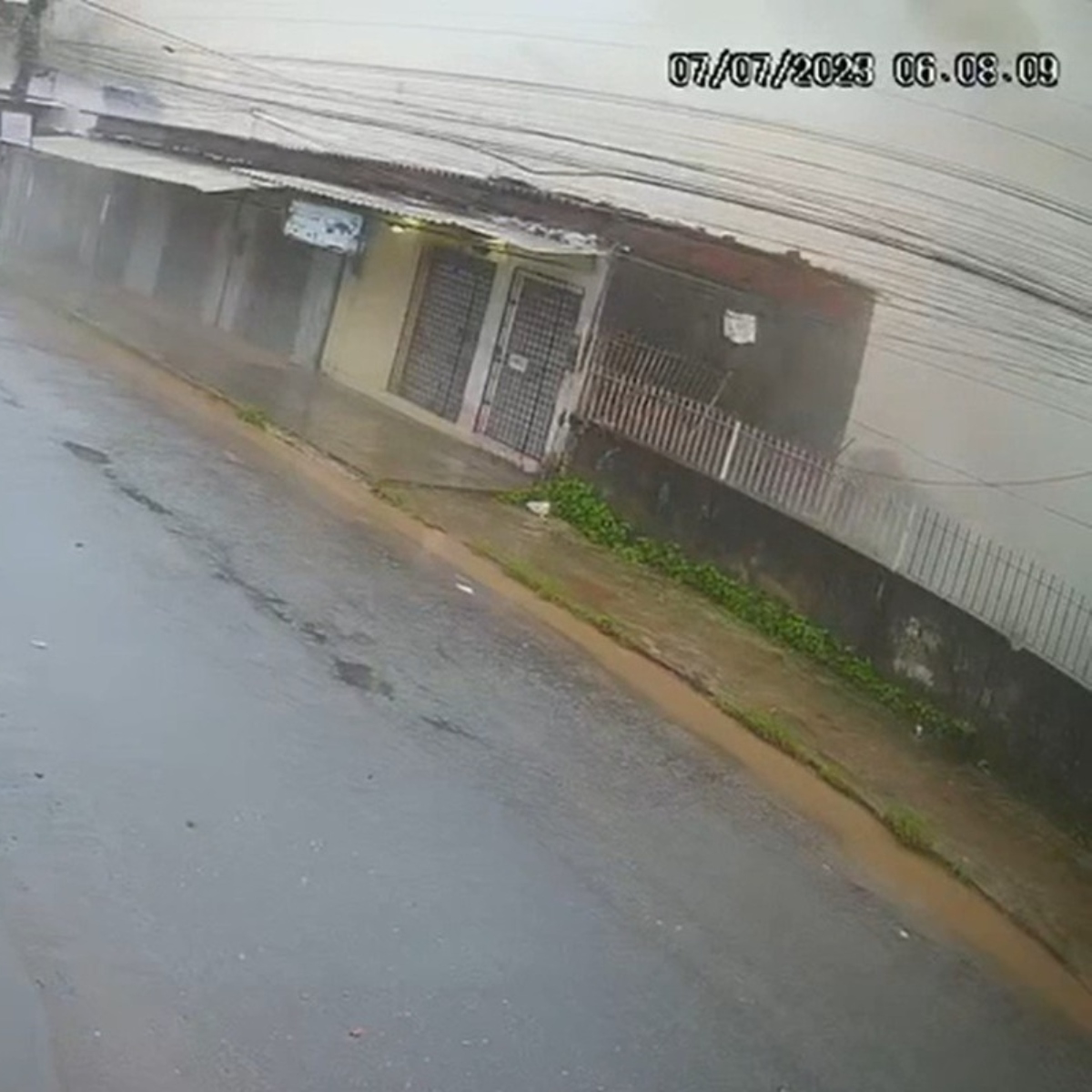  Uma câmera de segurança gravou o momento exato em que um prédio desabou no Recife, em Pernambuco, na manhã desta sexta-feira (7). 