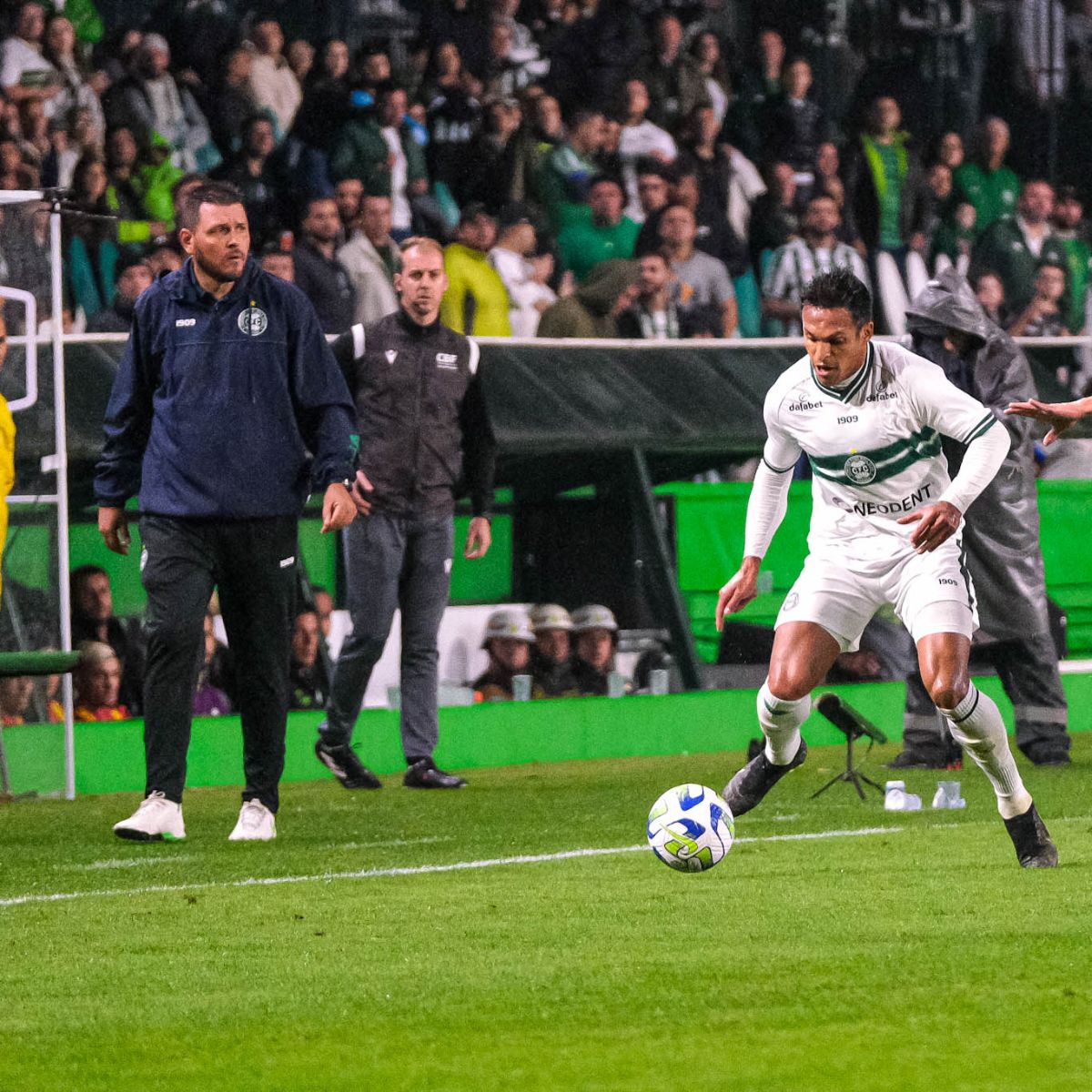 Brasileirão: Corinthians vira contra o Coritiba e segue embalado