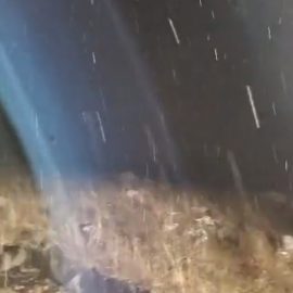 Um vídeo que circula nas redes sociais mostra a chegada da neve em Santa Catarina. De acordo com a Defesa Civil, os termômetros marcaram entre -3°C e 5°C durante a madrugada.