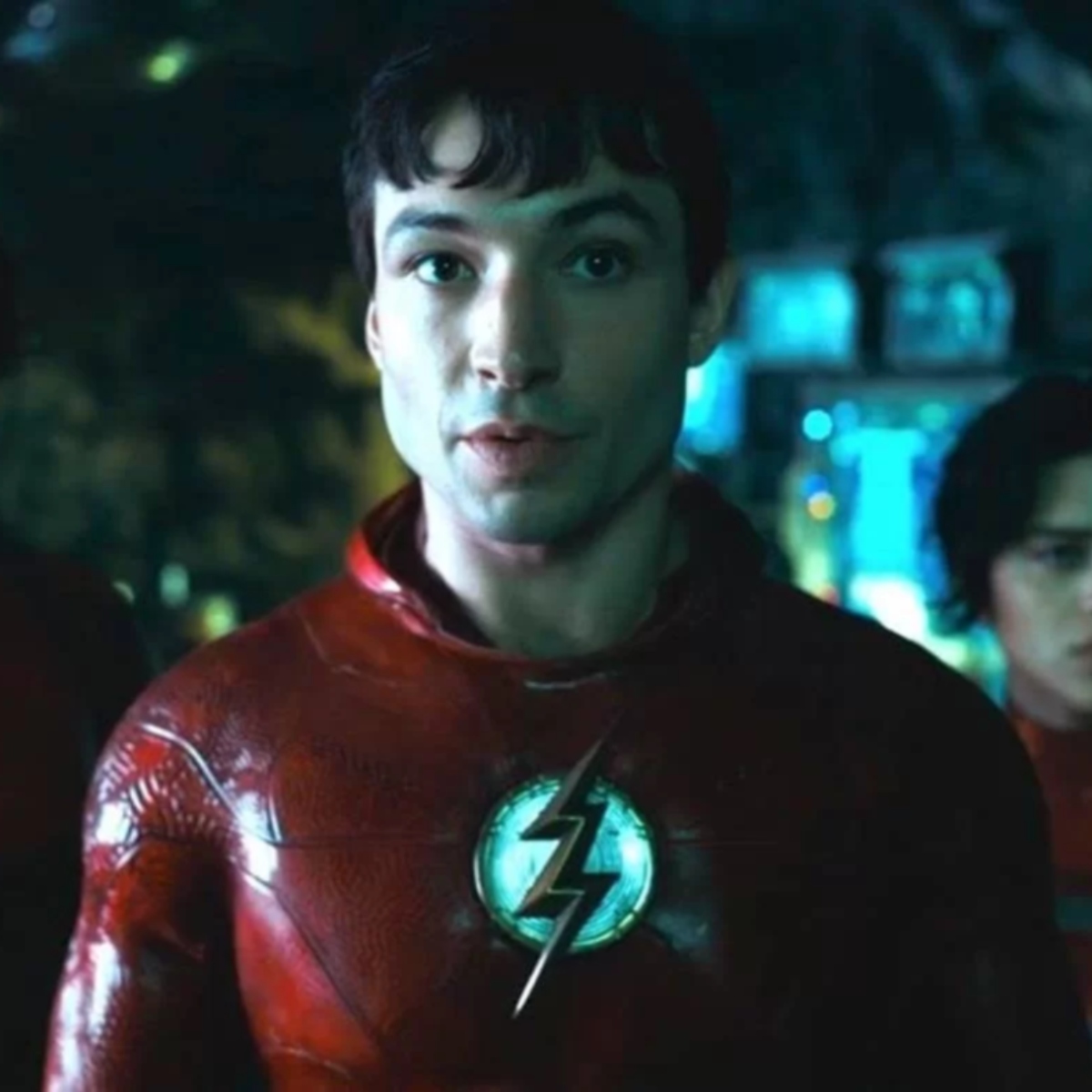  Ezra Miller recusa alegações criminais 