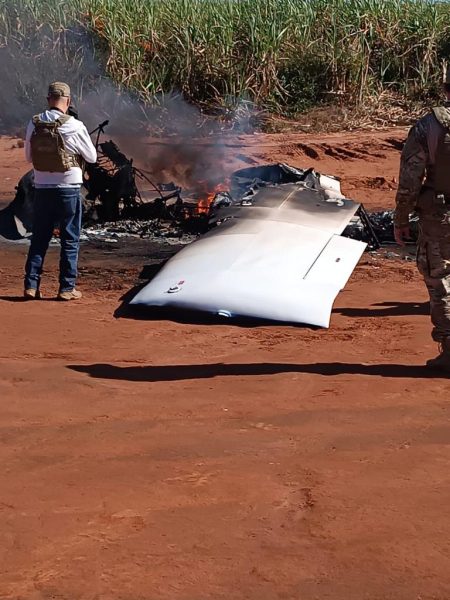 FAB intercepta avião suspeito no PR e piloto foge após incendiar aeronave