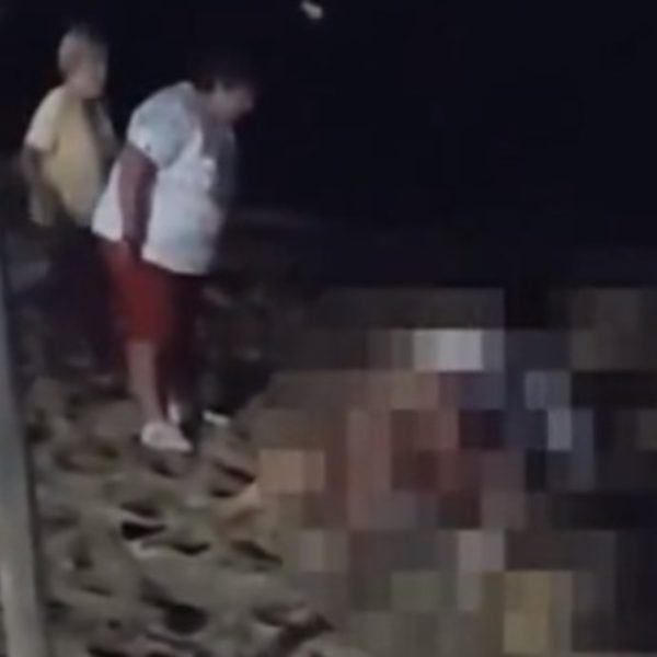 VÍDEO: Turistas jogam areia para espantar casal em momento íntimo na praia