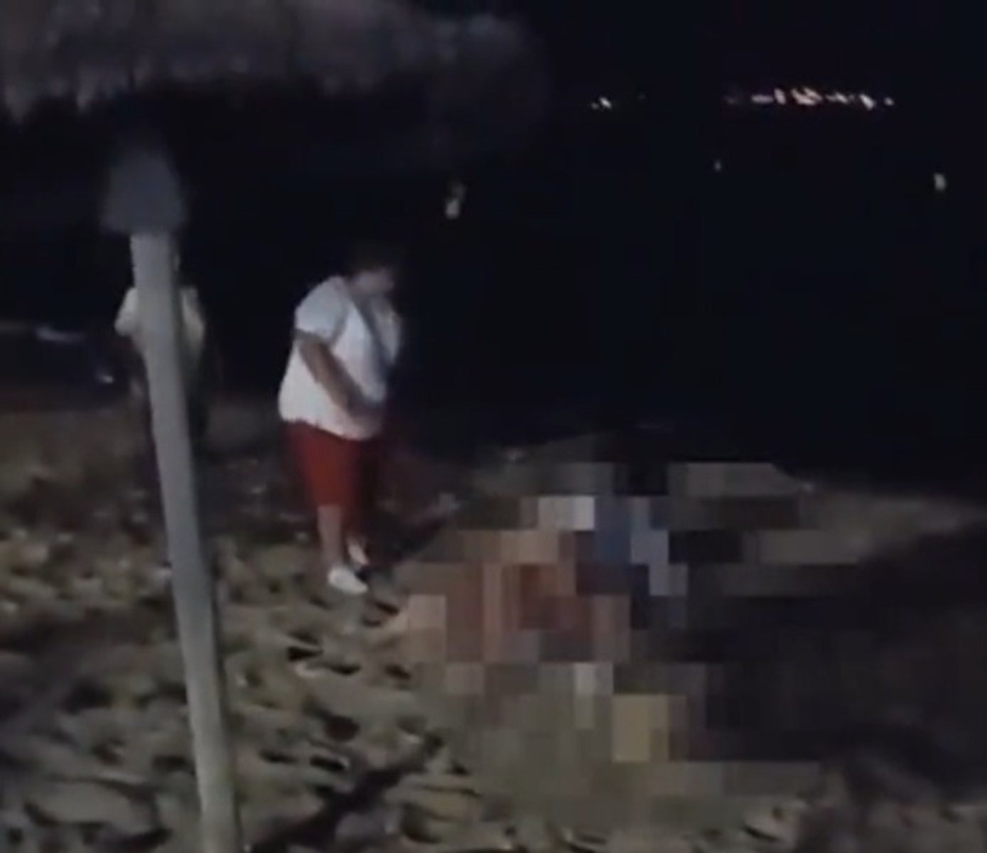  VÍDEO: Turistas jogam areia para espantar casal em momento íntimo na praia 