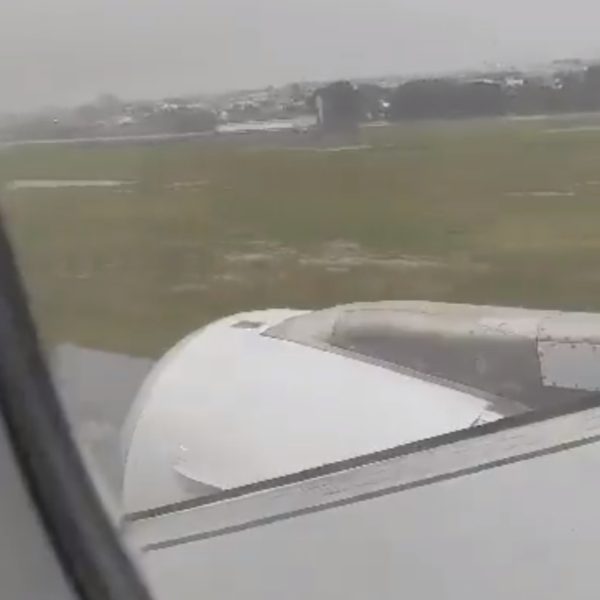  Um vídeo que circula nas redes sociais, gravado por passageiros do avião da Latam que derrapou na pista do Aeroporto Internacional de Florianópolis na última quarta-feira (12) 