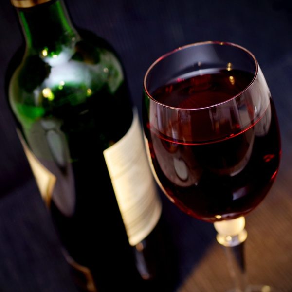 Uma série de estudos feitos publicados no Journal for Clinical Medicine revelaram que beber vinho tinto pode estar relacionado com o aumento da libido.