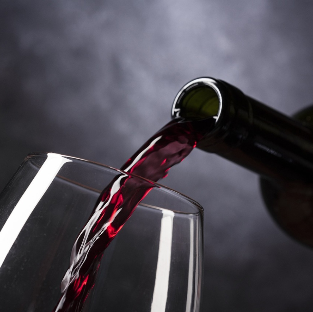  Uma série de estudos feitos publicados no Journal for Clinical Medicine revelaram que beber vinho tinto pode estar relacionado com o aumento da libido. 