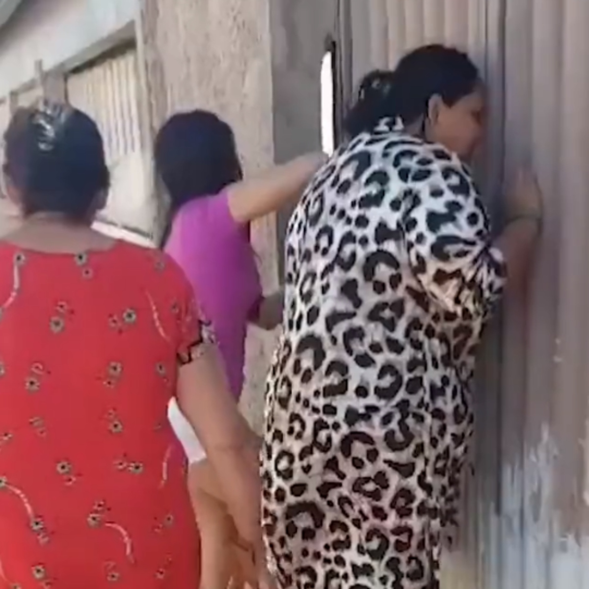  Cleusa Brito, de 67 anos, foi quem encontrou o cocô na área de sua casa, e suspeitou da vizinha, que já havia arremessado objetos anteriormente em seu terreno. 