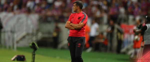 Wesley Carvalho, técnico interino do Athletico