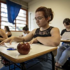 aluna fazendo vestibular