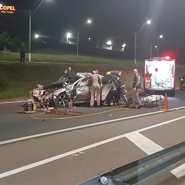 Motorista perde controle do carro e cai sobre outro na BR-277, uma pessoa  morreu