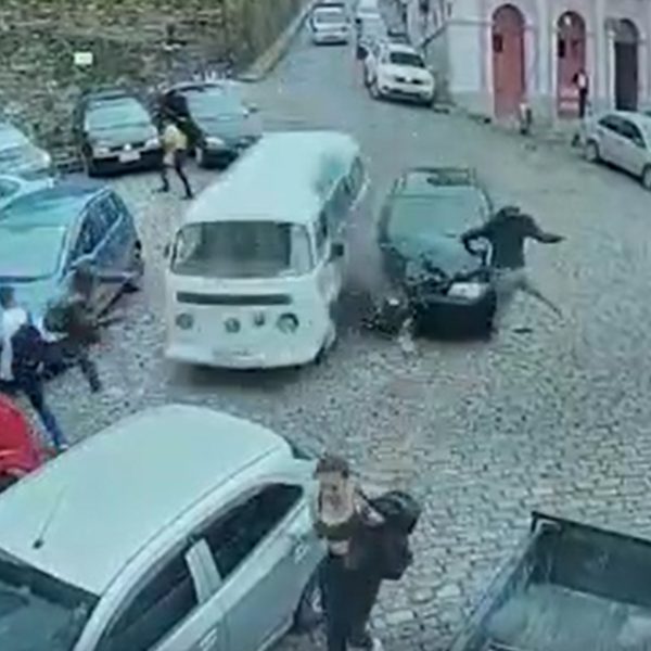 Acidente entre caminhonete e kombi mata motorista