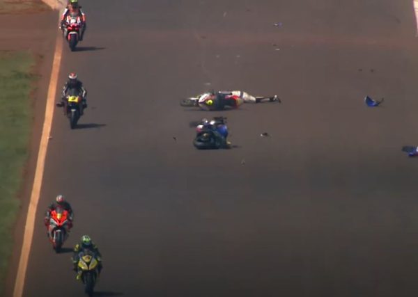 Pilotos sofrem acidente em corrida da Moto 1000GP em Cascavel