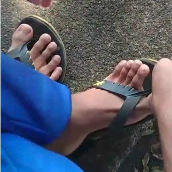  Um aluno de 14 anos foi impedido de entrar em uma escola pública e assistir aula por estar calçado com um chinelo 