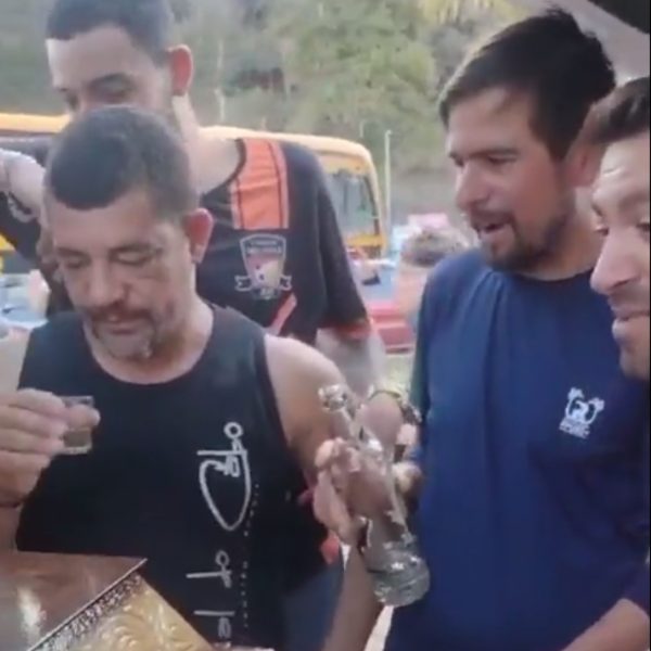 VÍDEO: Velório de idoso é marcado por show de forró e brinde de cachaça