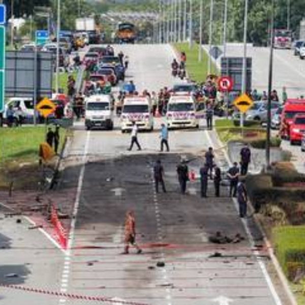 A polícia está investigando as causas do acidente e tenta identificar as vítimas.