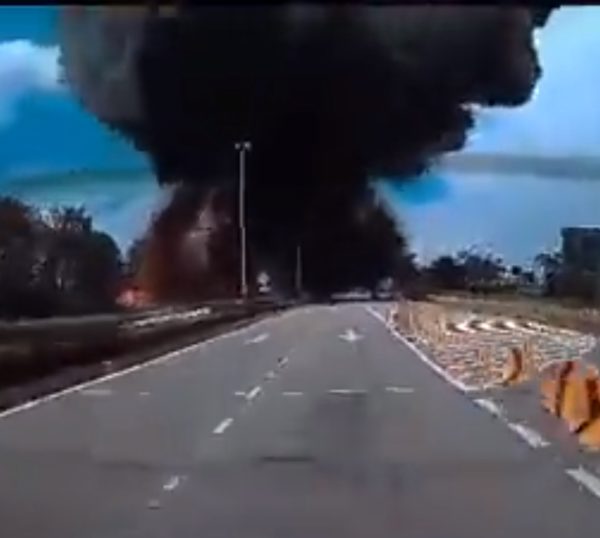 A aeronave seguia o trajeto entre a ilha de Langkawi e o Aeroporto Sultan Abdul Aziz Shah, na Malásia, quando caiu.