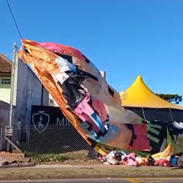 balão cai em fios de luz no bairro Fazendinha em Curitiba e interrompe atendimento na UPA Fazedinha