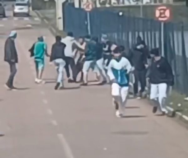 Ainda no domingo, uma outra briga entre torcedores foi registrada em Fazenda Rio Grande. Segundo a PM, não há registro de pessoas feridas nesta ocorrência.