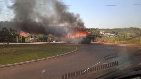 caminhão pega fogo pr 445