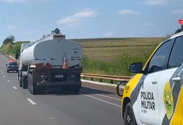 caminhão tanque com contrabando na rodovia