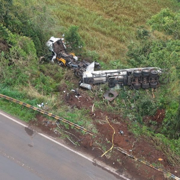 Motorista perde controle do carro e cai sobre outro na BR-277, uma pessoa  morreu