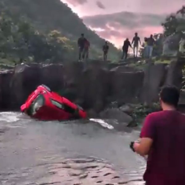 VÍDEO: Carro despenca de cachoeira com criança dentro; assista