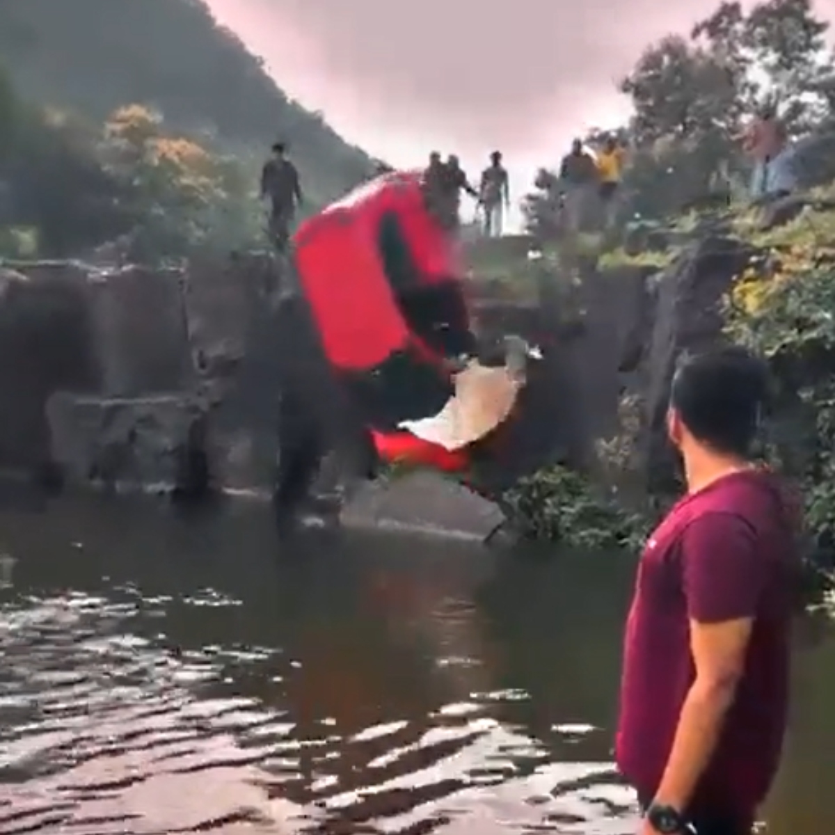  VÍDEO: Carro despenca de cachoeira com criança dentro; assista 