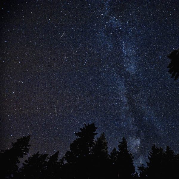 Essa chuva de meteoros ocorre anualmente quando a Terra passa pelo rastro de detritos deixados pelo cometa Swift-Tuttle.