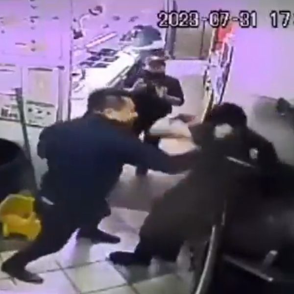 VÍDEO: Cliente agride atendente de 15 anos do Subway com chutes e socos na cabeça