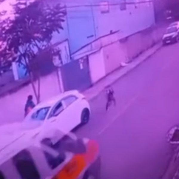 Conforme imagens de câmeras de segurança, o menino saiu de trás de um carro estacionado e tentou atravessar a rua correndo. A van escolar não consegue frear e atinge a criança.