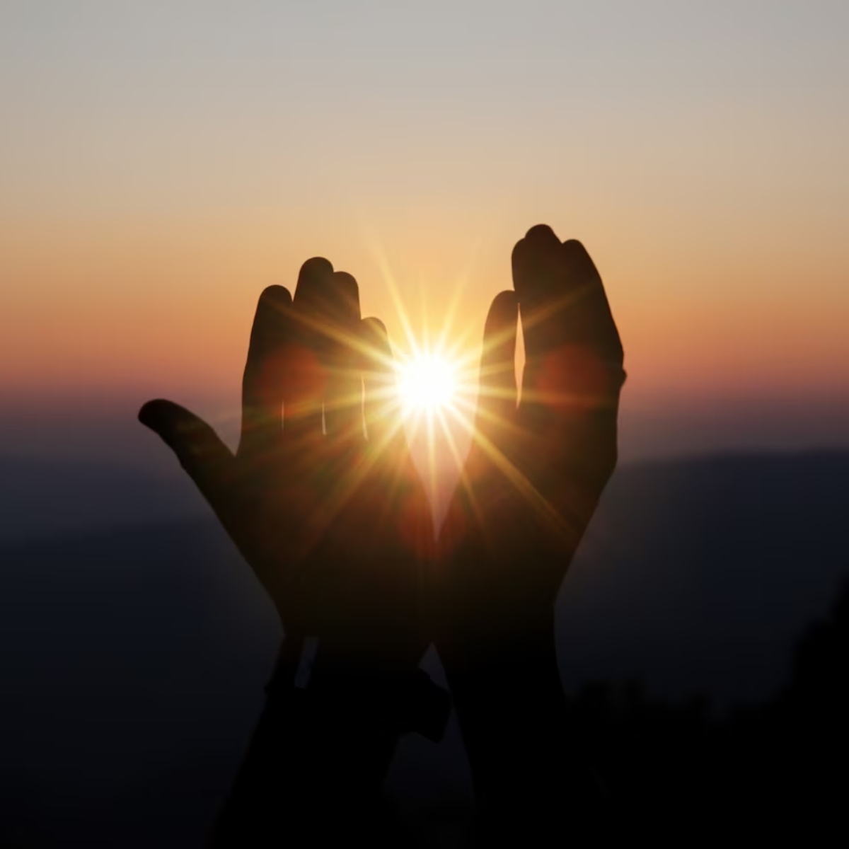 Tenda Espiritual Caminhos da Luz - Ser Empata Os Empatas são pessoas com  uma sensibilidade extrema e que conseguem sentir as energias do ambiente e  das pessoas que as cercam. Costumam ter