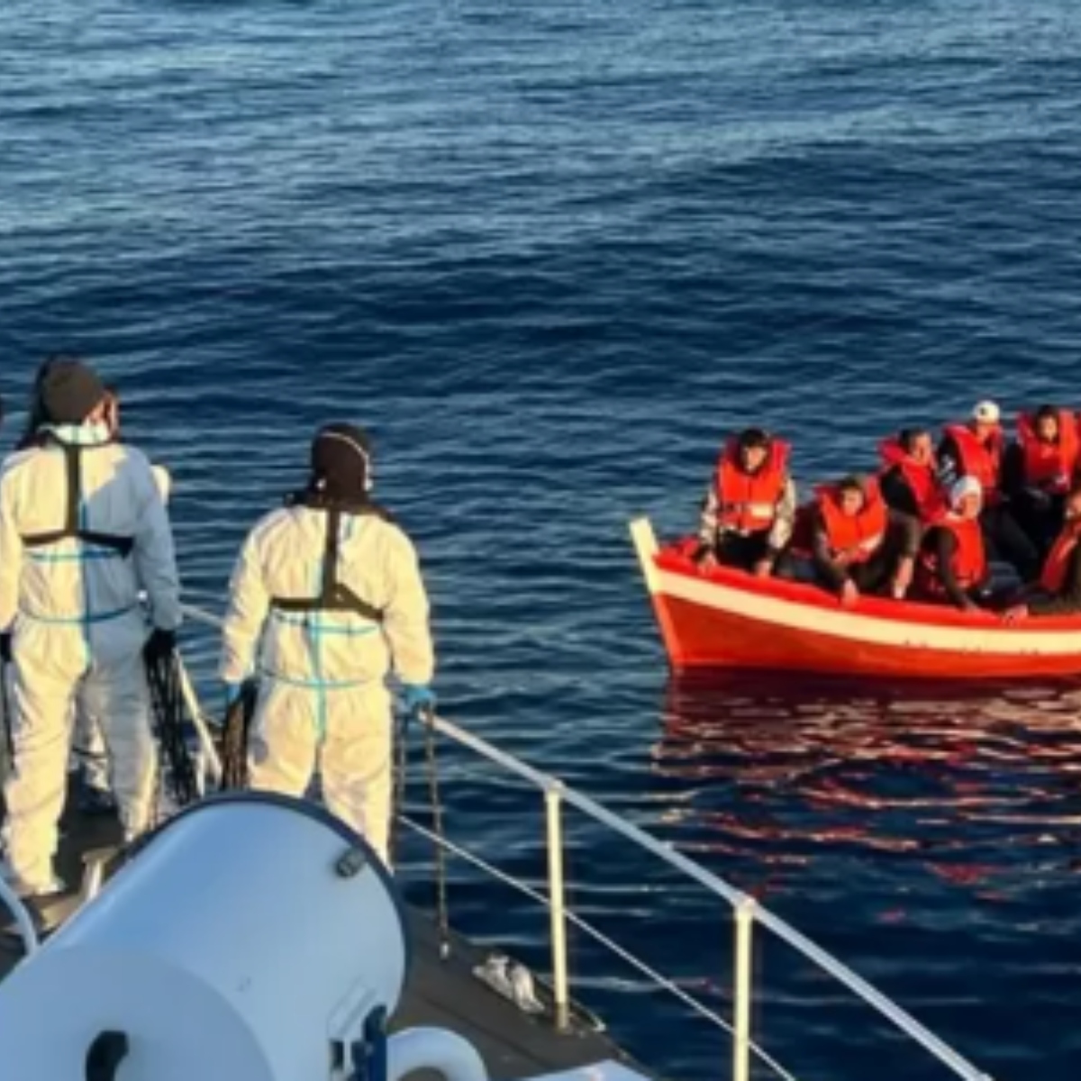  Mais de 40 pessoas morrem após navio virar e naufragar; quatro sobreviveram 
