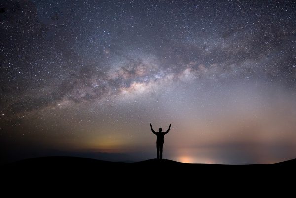 Mah Bakhtar Niyayesh: conectando-se com o céu estrelado na 'Oração às Constelações' do zoroastrismo