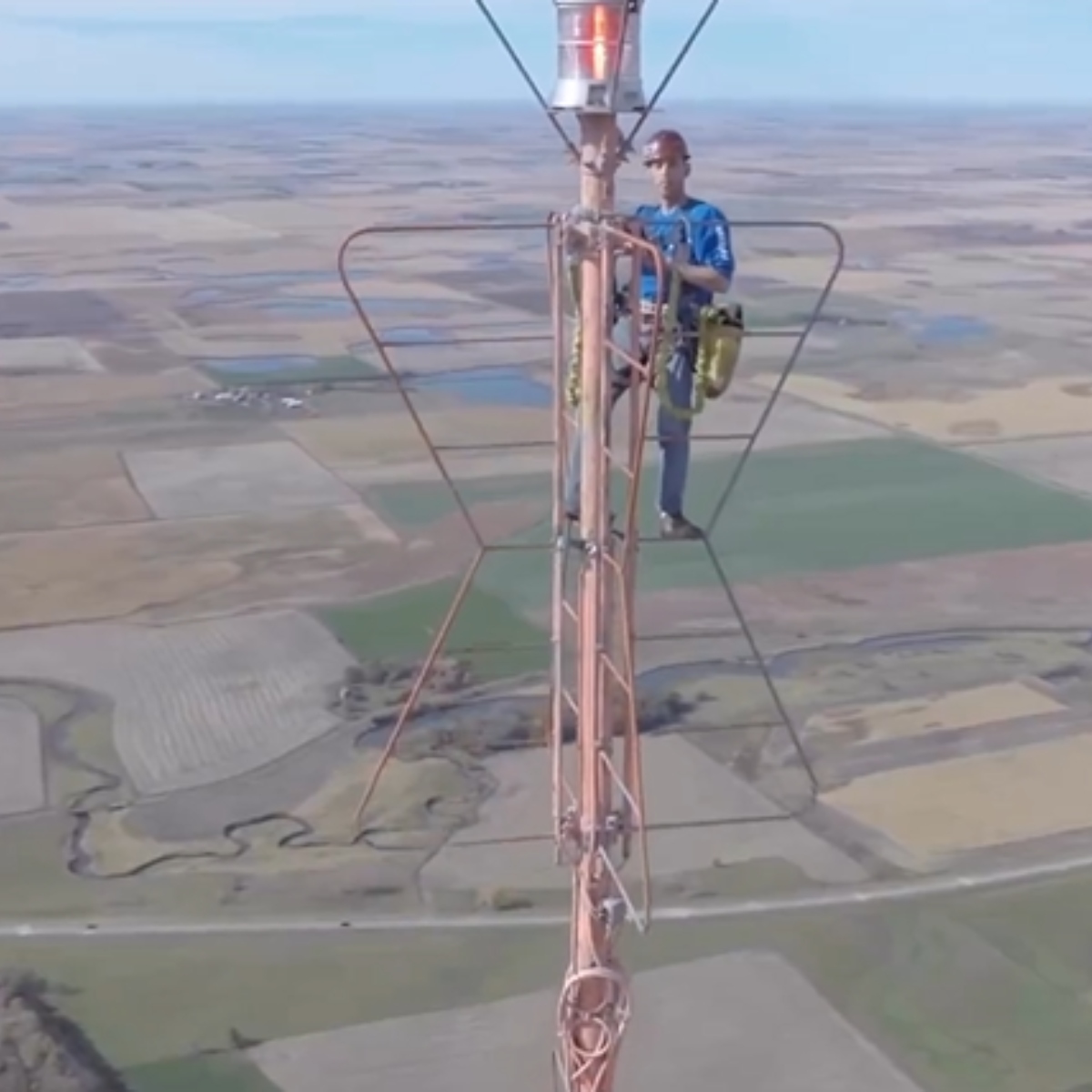 VÍDEO: Homem recebe R$ 100 mil para trocar lâmpada de torre de 450 metros -  RIC Mais